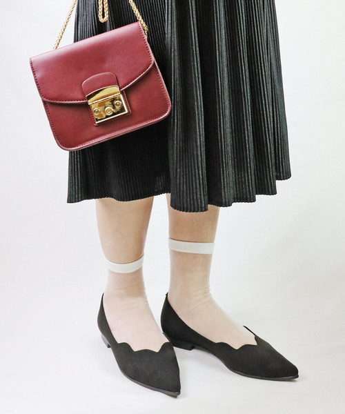 kaori plus＋（カオリプラス）の「フラワーカットフラットパンプス（パンプス・レディース・ブラック/ネイビー/グレイッシュベージュ・22.5cm/23cm/23.5cm/24cm/24.5cm）」の2枚目の写真