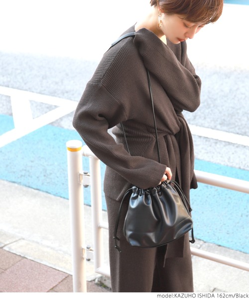 coca（coca）（コカ）の「フェイクレザー巾着ショルダーバッグ（ショルダーバッグ・レディース・ブラック/ベージュ・ONE SIZE）」の6枚目の写真