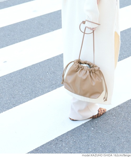 coca（coca）（コカ）の「フェイクレザー巾着ショルダーバッグ（ショルダーバッグ・レディース・ブラック/ベージュ・ONE SIZE）」の10枚目の写真