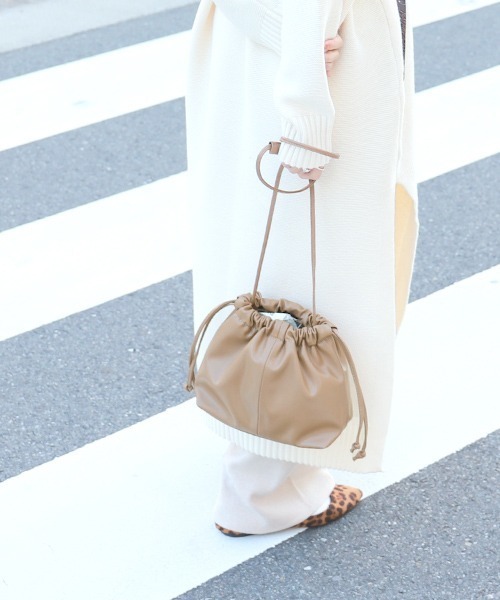 coca（coca）（コカ）の「フェイクレザー巾着ショルダーバッグ（ショルダーバッグ・レディース・ブラック/ベージュ・ONE SIZE）」の18枚目の写真