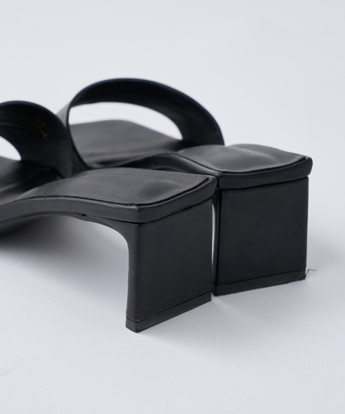 one after another NICE CLAUP（ワンアフターアナザーナイスクラップ）の「【WEB限定】スクエアトゥミュール（サンダル・レディース・ブラック/アイボリー・SMALL/MEDIUM/LARGE）」の6枚目の写真