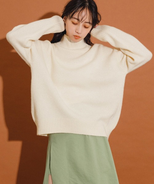 MADEMOISELLE ROPE'（マドモアゼル ロペ）の「【追加】<カシミヤ混>タートルネックコクーンニットプルオーバー（ニット/セーター・レディース・ホワイト/ダークブラウン/ブルー系その他6/レッド・38）」の2枚目の写真