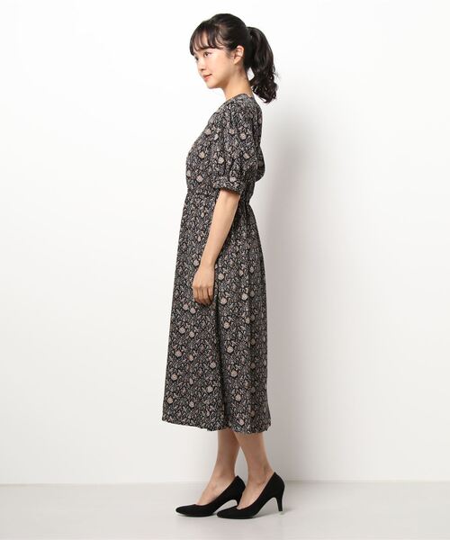 ehka sopo(エヘカソポ)の「Vネック花柄ワンピース(ワンピース・レディース・キナリ/ブラウン/ブラック・フリ-)」の5枚目の写真