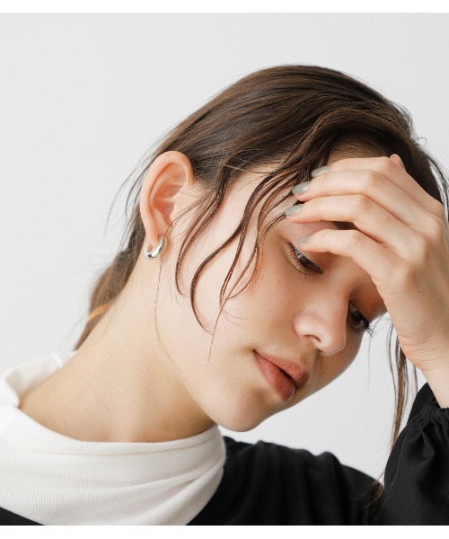 AZUL by moussy(アズールバイマウジー)の「WIDE METAL MINI HOOP EARRINGS/ワイドメタルミニフープピアス(ピアス(両耳用)・レディース・シルバー/ゴールド系その他・FREE)」の14枚目の写真