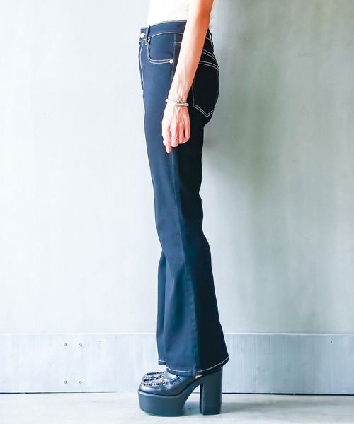 Newlyme（ニューリーミー）の「美脚フレアデニムパンツ（デニムパンツ・レディース・ライトグレー/ブラック/グレー/インディゴブルー/ブラック系その他/ライトインディゴブルー・SMALL/MEDIUM/LARGE/X-LARGE/XX-LARGE）」の15枚目の写真
