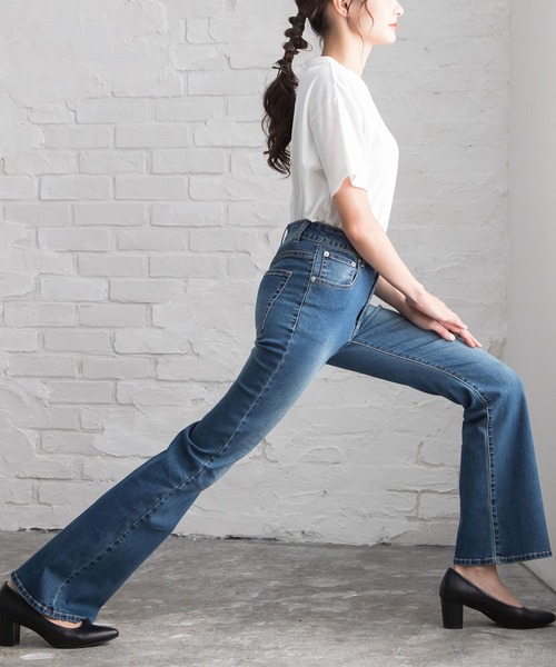 Newlyme（ニューリーミー）の「美脚フレアデニムパンツ（デニムパンツ・レディース・ライトグレー/ブラック/グレー/インディゴブルー/ブラック系その他/ライトインディゴブルー・SMALL/MEDIUM/LARGE/X-LARGE/XX-LARGE）」の9枚目の写真