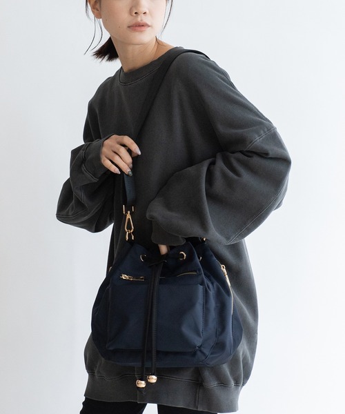 VitaFelice（ヴィータフェリーチェ）の「10ポケット巾着ショルダーバッグ クロスボディバッグ バケットバッグ（ショルダーバッグ・レディース・ブラック/カモフラージュ/ドット/ネイビー/ベージュ系その他・FREE）」の3枚目の写真