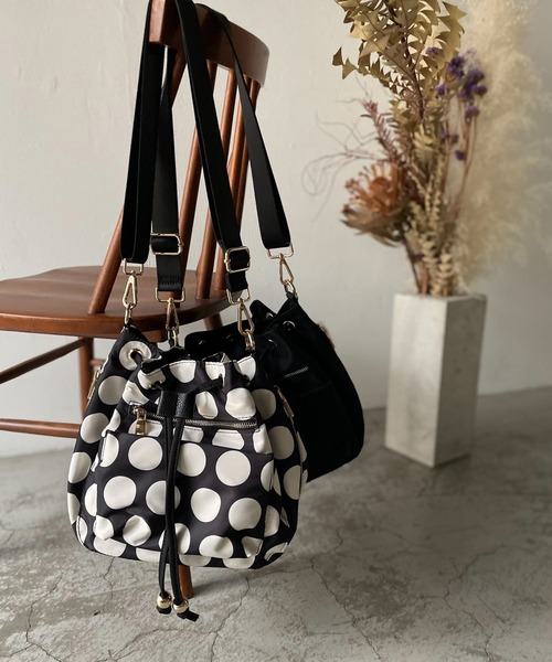 VitaFelice（ヴィータフェリーチェ）の「10ポケット巾着ショルダーバッグ クロスボディバッグ バケットバッグ（ショルダーバッグ・レディース・ブラック/カモフラージュ/ドット/ネイビー/ベージュ系その他・FREE）」の5枚目の写真