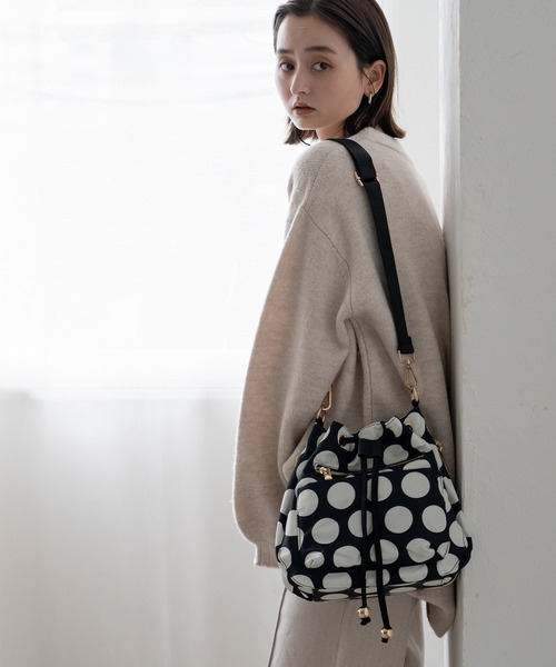 ショルダーバックを下げたプラチナフォックスさん POCKET＋PLUS SIMPLE ポケットプラス シンプル スマホポーチ 0002