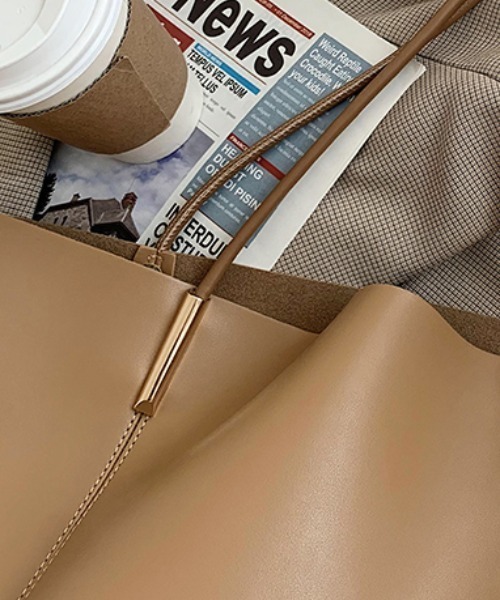 KOR(ケーオーアール)の「A4対応*大容量 フェイクレザートートバッグ(トートバッグ・レディース・ブラック/ダークブラウン/ベージュ/ブラウン・FREE)」の6枚目の写真