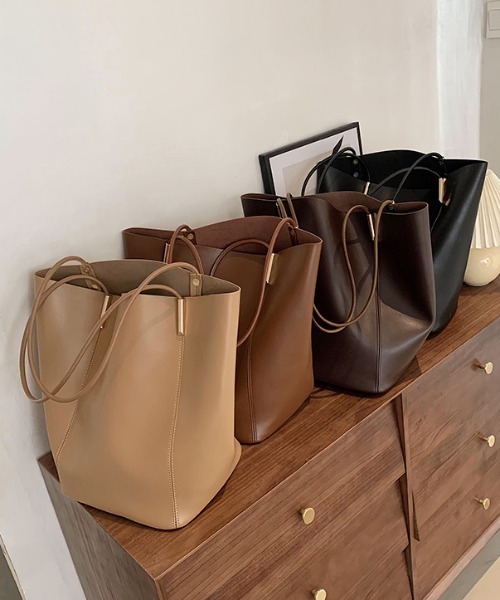 KOR(ケーオーアール)の「A4対応*大容量 フェイクレザートートバッグ(トートバッグ・レディース・ブラック/ダークブラウン/ベージュ/ブラウン・FREE)」の16枚目の写真