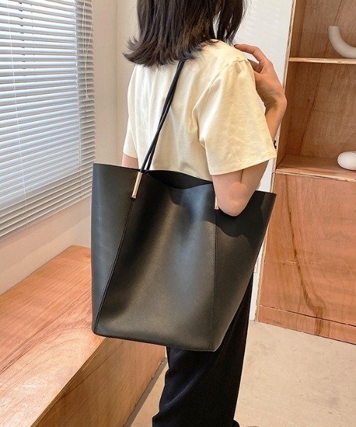 KOR(ケーオーアール)の「A4対応*大容量 フェイクレザートートバッグ(トートバッグ・レディース・ブラック/ダークブラウン/ベージュ/ブラウン・FREE)」の17枚目の写真