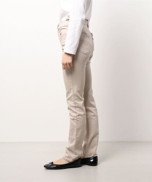 Levi's（リーバイス）の「【Levi's】「312SHAPING」 スリムカラーパンツ（その他パンツ・レディース・ベージュ・24inch/25inch/26inch/27inch）」の2枚目の写真