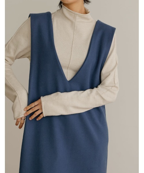 Re:EDIT（リエディ）の「[低身長サイズ有]軽くて暖かいリサイクルストレッチ起毛圧縮ニットソー深Vネックジャンパースカート（ジャンパースカート・レディース・ブラック/パープル/ブルー/ベージュ/グレー系その他・SHORT/MEDIUM/LARGE）」の7枚目の写真