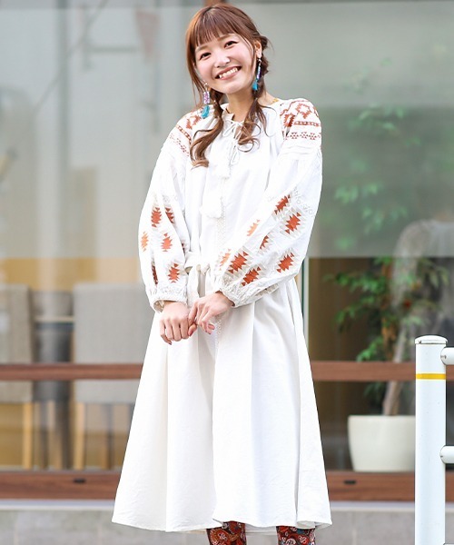 Amina(アミナ)の「【WEB限定】Amina ボヘリゾ刺繍ワンピース(ワンピース・レディース・ホワイト/グリーン/ベージュ・FREE)」の1枚目の写真