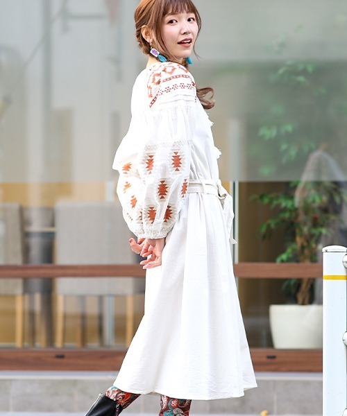 Amina(アミナ)の「【WEB限定】Amina ボヘリゾ刺繍ワンピース(ワンピース・レディース・ホワイト/グリーン/ベージュ・FREE)」の5枚目の写真