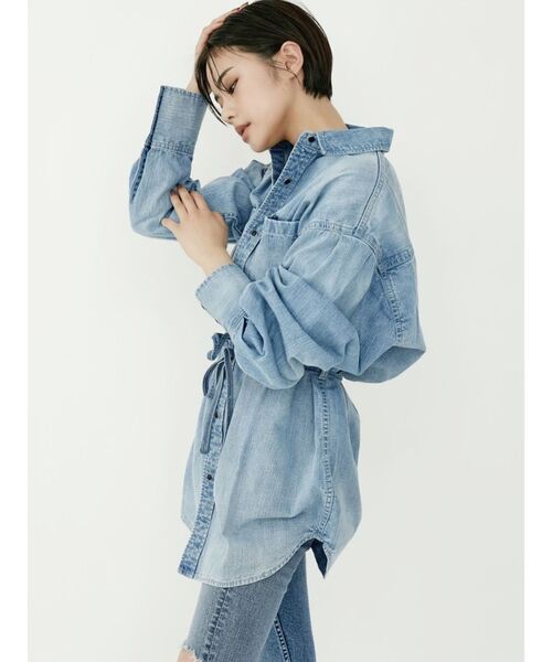 GYDA（ジェイダ）の「ウエストマークBIGデニムシャツ（シャツ/ブラウス・レディース・ライトブルー/オフホワイト・FREE）」の3枚目の写真