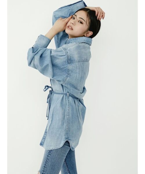 GYDA（ジェイダ）の「ウエストマークBIGデニムシャツ（シャツ/ブラウス・レディース・ライトブルー/オフホワイト・FREE）」の12枚目の写真