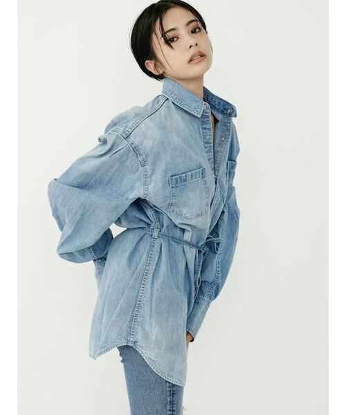 GYDA（ジェイダ）の「ウエストマークBIGデニムシャツ（シャツ/ブラウス・レディース・ライトブルー/オフホワイト・FREE）」の8枚目の写真