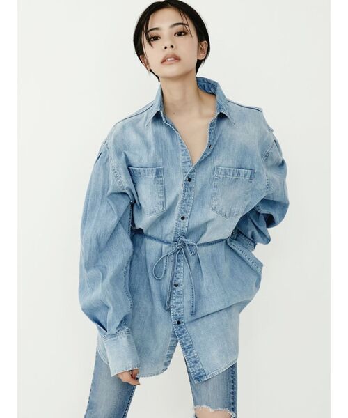 GYDA（ジェイダ）の「ウエストマークBIGデニムシャツ（シャツ/ブラウス・レディース・ライトブルー/オフホワイト・FREE）」の11枚目の写真