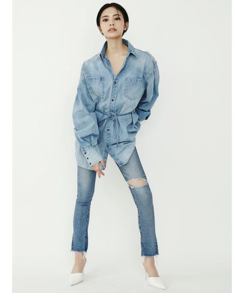 GYDA（ジェイダ）の「ウエストマークBIGデニムシャツ（シャツ/ブラウス・レディース・ライトブルー/オフホワイト・FREE）」の7枚目の写真