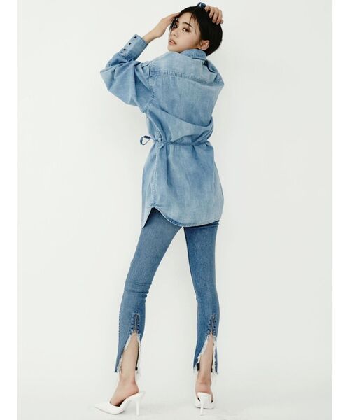 GYDA（ジェイダ）の「ウエストマークBIGデニムシャツ（シャツ/ブラウス・レディース・ライトブルー/オフホワイト・FREE）」の5枚目の写真