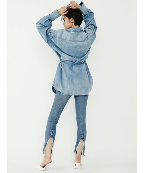 GYDA（ジェイダ）の「ウエストマークBIGデニムシャツ（シャツ/ブラウス・レディース・ライトブルー/オフホワイト・FREE）」の6枚目の写真