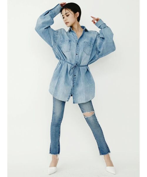 GYDA（ジェイダ）の「ウエストマークBIGデニムシャツ（シャツ/ブラウス・レディース・ライトブルー/オフホワイト・FREE）」の10枚目の写真