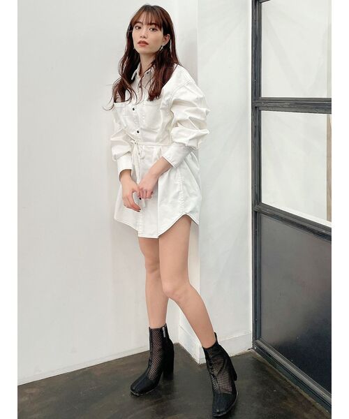 GYDA（ジェイダ）の「ウエストマークBIGデニムシャツ（シャツ/ブラウス・レディース・ライトブルー/オフホワイト・FREE）」の4枚目の写真