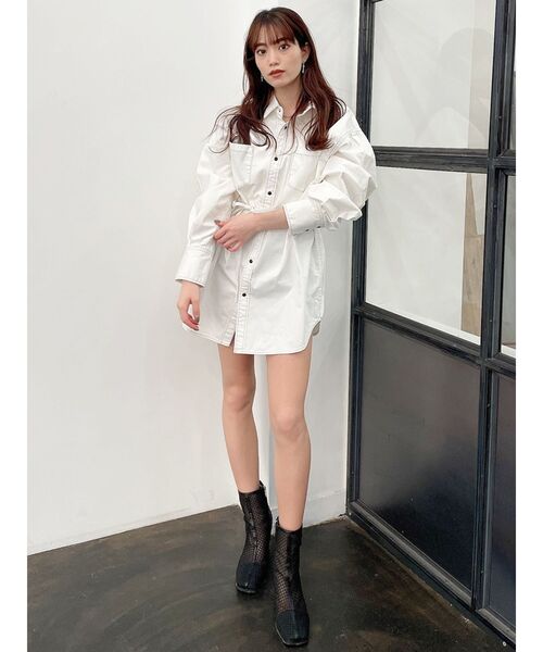 GYDA（ジェイダ）の「ウエストマークBIGデニムシャツ（シャツ/ブラウス・レディース・ライトブルー/オフホワイト・FREE）」の13枚目の写真