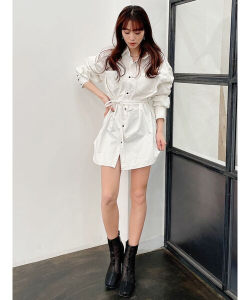 GYDA（ジェイダ）の「ウエストマークBIGデニムシャツ（シャツ/ブラウス・レディース・ライトブルー/オフホワイト・FREE）」の9枚目の写真