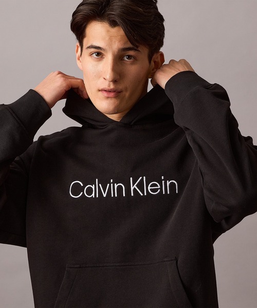 Calvin Klein（カルバン・クライン）の「【ユニセックス】リラックス ロゴ テリー パーカー（パーカー・メンズ・ホワイト/ブラック/グレー/レッド/グレー系/オレンジ系その他/ブラック系/ホワイト系/ヘザーグレー/ブルー系その他・S/M/L/XL/XS）」の5枚目の写真
