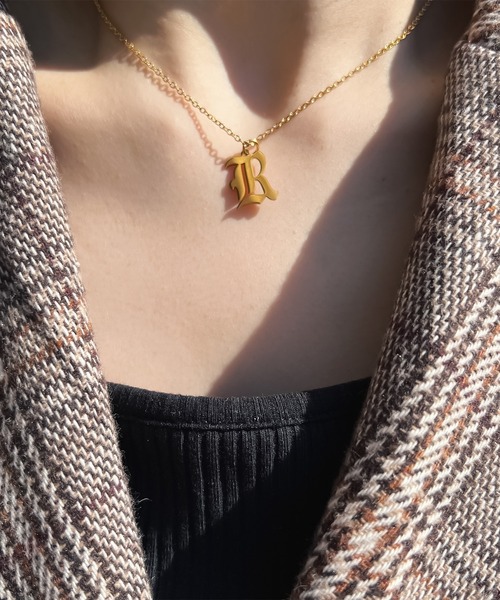 blackdia ocean(ブラックダイヤオーシャン)の「blackdia ocean ステンレスオールドイングリッシュイニシャルネックレス(ネックレス・レディース・シルバー/ゴールド・K/Y/A/C/E/H/J/R/I/T/S/M)」の7枚目の写真