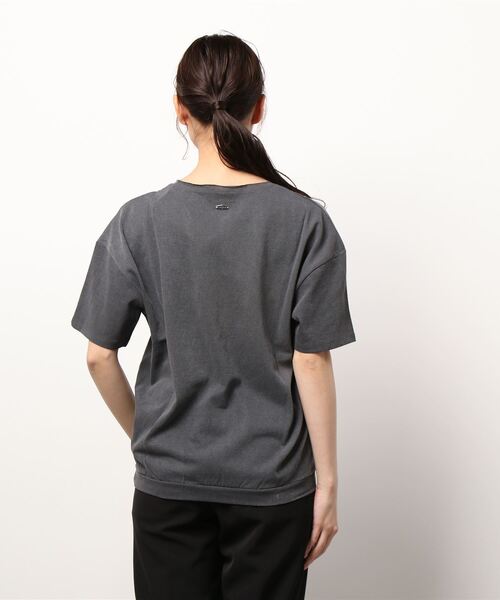 Q(キュー)の「ピグメントロゴT(Tシャツ/カットソー・レディース・チャコールグレー/ピンク・MEDIUM)」の5枚目の写真