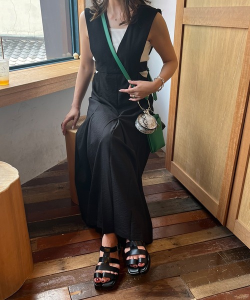 rectangle（レクタングル）の「Vネックカッティングジャンパースカート（ジャンパースカート・レディース・ブラック/ベージュ/モカ・FREE）」の2枚目の写真