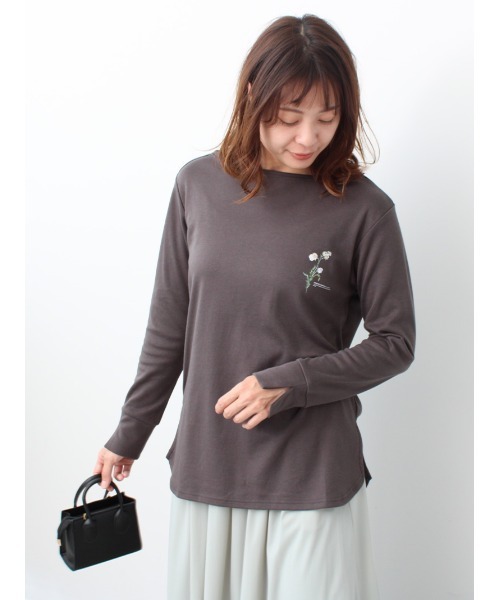 leswel（レスウェル）の「【M～5L 大きいサイズ】ワンポイント ラウンドヘム ロンＴ（Tシャツ/カットソー・レディース・パープル/カーキ/チャコールグレー・M/L/LL/3L/4L/5L）」の4枚目の写真