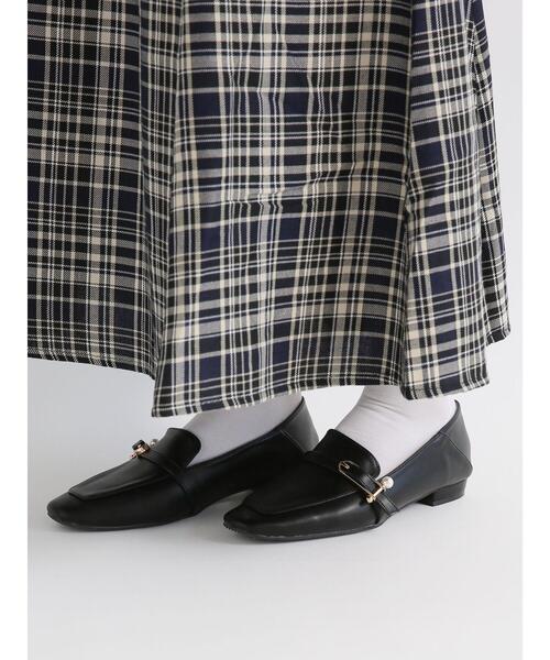 Te chichi TERRASSE（テチチテラス）の「パールバックルローファー（ドレスシューズ・レディース・オフホワイト/ブラック/ブルー・LARGE/MEDIUM）」の4枚目の写真