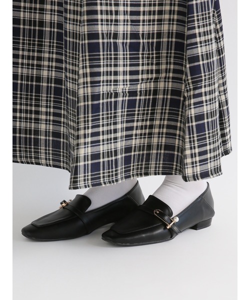 Te chichi TERRASSE（テチチテラス）の「パールバックルローファー（ドレスシューズ・レディース・オフホワイト/ブラック/ブルー・LARGE/MEDIUM）」の2枚目の写真