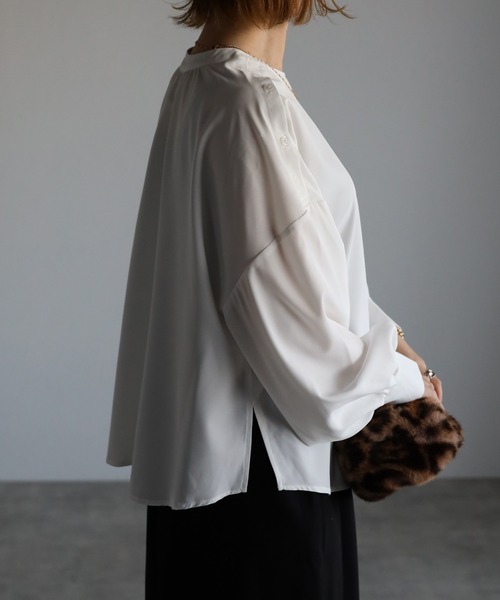 Yucca(ユッカ)の「バンドカラー4WAYブラウス(シャツ/ブラウス・レディース・ホワイト/ネイビー・MEDIUM/LARGE)」の16枚目の写真