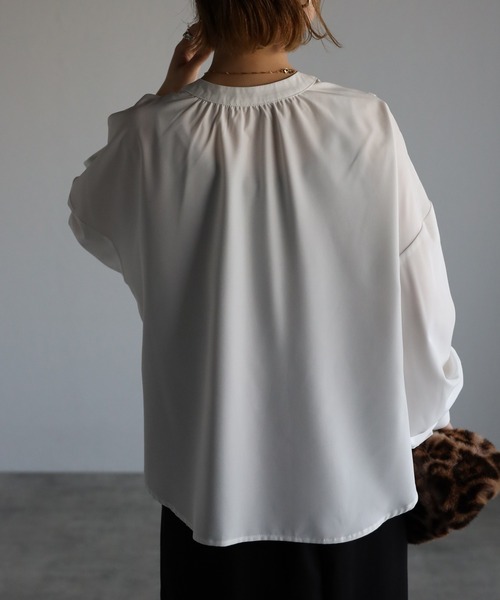 Yucca(ユッカ)の「バンドカラー4WAYブラウス(シャツ/ブラウス・レディース・ホワイト/ネイビー・MEDIUM/LARGE)」の13枚目の写真