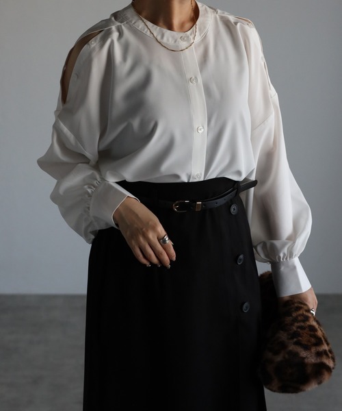 Yucca(ユッカ)の「バンドカラー4WAYブラウス(シャツ/ブラウス・レディース・ホワイト/ネイビー・MEDIUM/LARGE)」の6枚目の写真