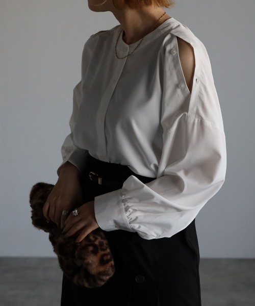 Yucca(ユッカ)の「バンドカラー4WAYブラウス(シャツ/ブラウス・レディース・ホワイト/ネイビー・MEDIUM/LARGE)」の3枚目の写真