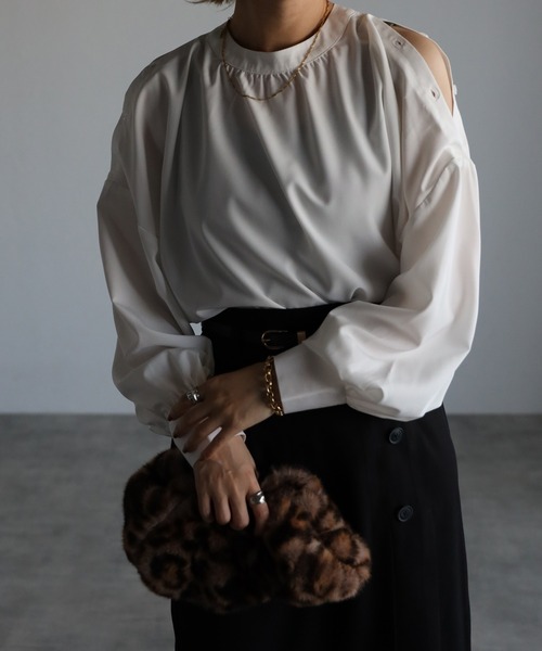 Yucca(ユッカ)の「バンドカラー4WAYブラウス(シャツ/ブラウス・レディース・ホワイト/ネイビー・MEDIUM/LARGE)」の19枚目の写真