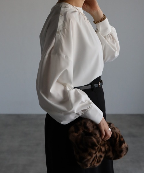 Yucca(ユッカ)の「バンドカラー4WAYブラウス(シャツ/ブラウス・レディース・ホワイト/ネイビー・MEDIUM/LARGE)」の11枚目の写真