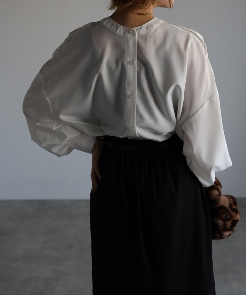 Yucca(ユッカ)の「バンドカラー4WAYブラウス(シャツ/ブラウス・レディース・ホワイト/ネイビー・MEDIUM/LARGE)」の9枚目の写真