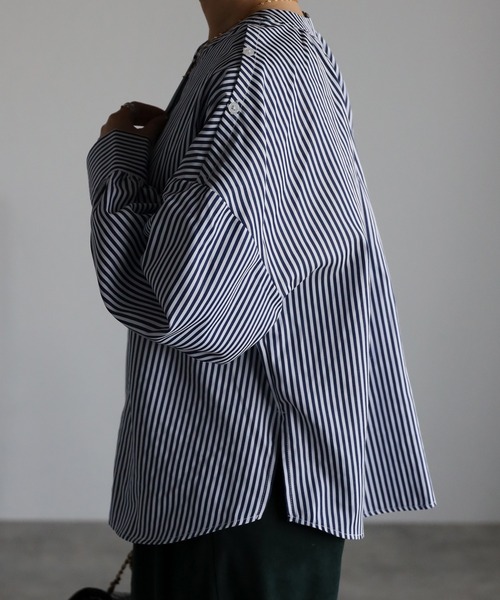 Yucca(ユッカ)の「バンドカラー4WAYブラウス(シャツ/ブラウス・レディース・ホワイト/ネイビー・MEDIUM/LARGE)」の4枚目の写真