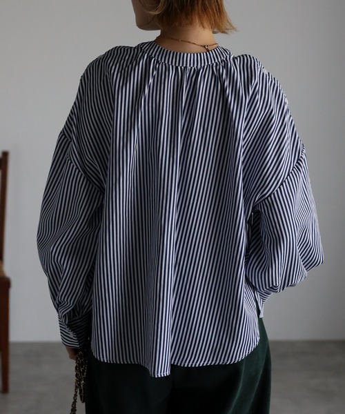 Yucca(ユッカ)の「バンドカラー4WAYブラウス(シャツ/ブラウス・レディース・ホワイト/ネイビー・MEDIUM/LARGE)」の20枚目の写真