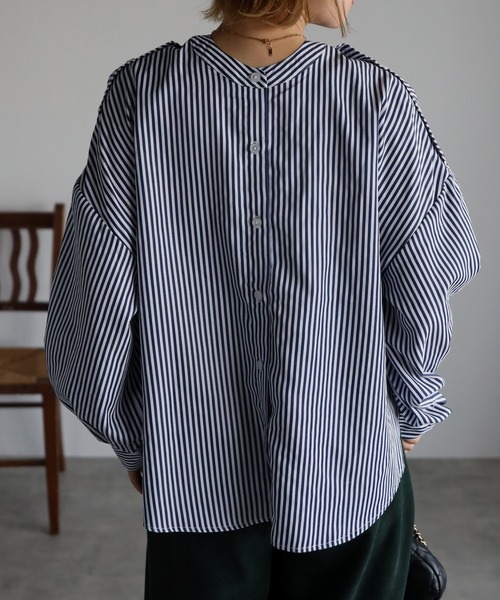 Yucca(ユッカ)の「バンドカラー4WAYブラウス(シャツ/ブラウス・レディース・ホワイト/ネイビー・MEDIUM/LARGE)」の12枚目の写真