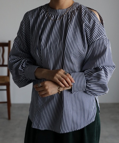 Yucca(ユッカ)の「バンドカラー4WAYブラウス(シャツ/ブラウス・レディース・ホワイト/ネイビー・MEDIUM/LARGE)」の10枚目の写真