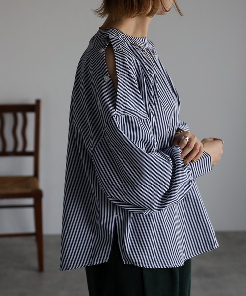 Yucca(ユッカ)の「バンドカラー4WAYブラウス(シャツ/ブラウス・レディース・ホワイト/ネイビー・MEDIUM/LARGE)」の18枚目の写真